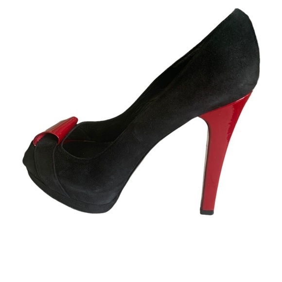 Stuart Weitzman Puento Black Suede Peep Toe Stiletto Heels Sz 8.5 Red Bow & Heel - Picture 2 of 14